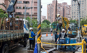 侯友宜視察汐止工建路道路下陷 修復工程力拚一週完工