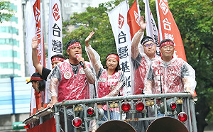 習近平確立「一人體制」 基進雨中遊行：台灣應拒內應政黨理應外合