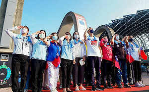 柯志恩參加光復節健行活動 強調「和平」為最大公約數