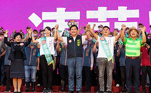 林佳龍接連趕場議員競總成立  民眾冒風雨相挺場場爆滿