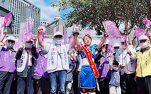 劉美芳Cosplay扮春麗  與侯友宜同抽2號共拼四大理念