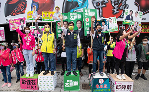 林佳龍偕同12戰區立委同步路口拜票 遍地開花做最後衝刺