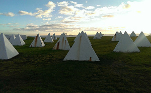 地上全是這種白色「龍牙」! 擋烏軍坦克反攻 俄瓦格納建「水泥金字塔」