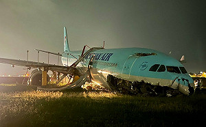 (影) 大韓航空降落菲律賓時衝出跑道 機身嚴重受損 173人安全撤離