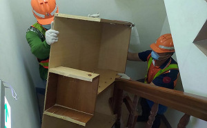 新北清潔隊員出動 全力協助三峽爆炸受災戶整頓家園