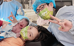 謝和弦女兒出生了！莉婭曬一家3口合照報喜：20分鐘自然產