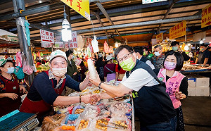 林佳龍新莊市場掃街人氣旺 攤商戴「翻新帽」喊凍蒜