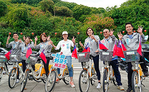 選前倒數一個月 柯志恩領騎鐵馬另類車掃