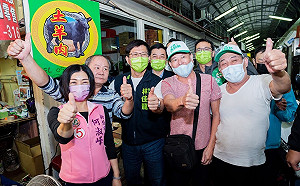 新北攤商戴「翻新帽」喊凍蒜、送菜頭祝林佳龍勝選