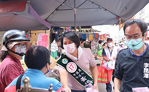 立委李昆澤輔選 陪同邁盟黃偵琳掃市場展現親和力