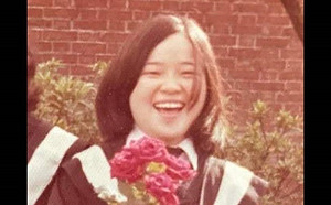 周玉蔻「抓漏」曬政大畢業照 網驚：笑容勝林青霞