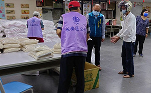 板橋區公所防疫不忘送暖  10/29發放9267戶弱勢10萬斤愛心米