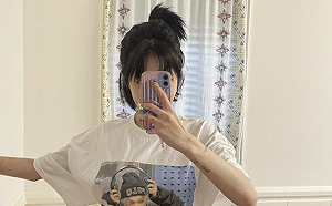 下身只穿內褲！泫雅將老公「印」在胸前閃瞎粉絲