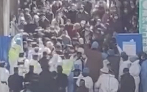 (影) 封城兩個半月！西藏拉薩爆發民眾大規模抗議 「大白」到場被圍攻