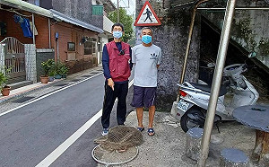 侯硐犬飲山泉水鼻冒水蛭 新北動保處妙手驅蟲