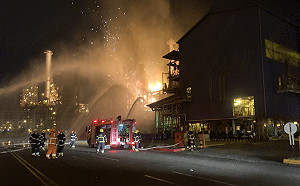 中油大林煉油廠深夜火警 陳其邁第一時趕赴現場