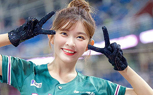 「啦啦隊女神」林穎樂辣穿連身泳裝！網嗨：美人魚上岸