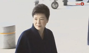 朴槿惠現身檢察廳  彈劾後首發言：對不起人民