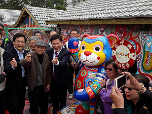 林佳龍訪彩虹眷村  彩虹爺爺分享創作樂趣