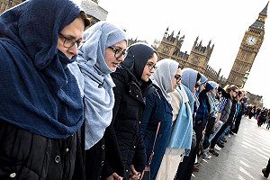 穆斯林婦女悼英國恐攻  西敏寺橋牽手抗議暴力