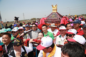 喜迎大甲媽及數十萬信眾 張花冠率團接駕
