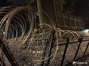 最會溝通的政府 架起史上最高的拒馬