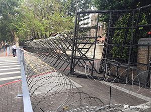 防反年金改革衝政府機關 政院架起層層拒馬