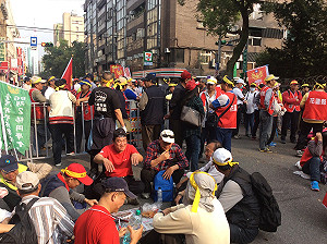 年改抗議遍地開花 退休軍警像開同學會