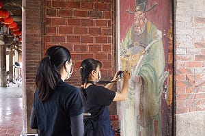 國定古蹟鹿港龍山寺  擲筊擇定五門門神修復退神日