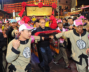 出席大甲媽祖遶境進香回鑾安座儀式 林全祈社會祥和