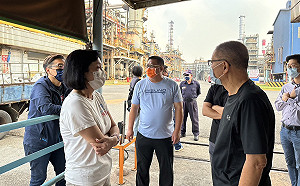 赴大林煉油廠關心 柯志恩與當地里長關注工安問題