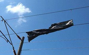 風太強？台鐵「白沙屯－新埔」間電車線被布條纏繞 下午1時已復駛