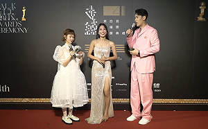 走鐘紅毯/「韓勾ㄟ金針菇」金色開衩禮服秀長腿！網驚艷：好仙