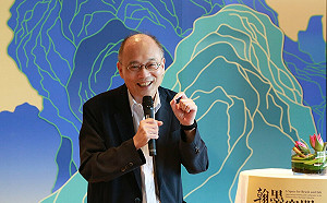 故宮青花花卉盤因人為疏失破損「同仁很自責」 吳密察還原事發過程