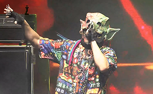 走鐘4/血肉果汁機開場表演超炸！台下YouTuber坐不住「甩頭嗨翻」