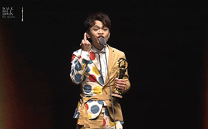 走鐘4/蔡阿嘎奪運動健身獎！「比中指」罵酸民髒話：那些說我曬小孩