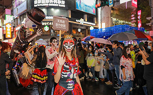 2022府中搞什麼鬼  侯友宜化身賽車鬼王率群魔突圍