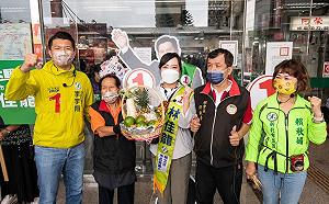 二度做林佳龍分身掃市場  呂孫綾感受鄉親滿滿熱情