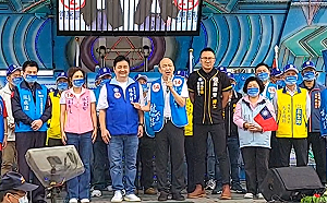 韓國瑜新北站台再爆金句 「神仙老虎狗」：候選人像小狗握手握不停