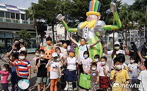 當萬聖節遇上泡泡派對  陳亭妃、陳怡珍、周麗津、蔡旺詮與孩子玩瘋了