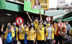 黨主席陪同市場拜票 吳佩芸力拚第三勢力關鍵一席