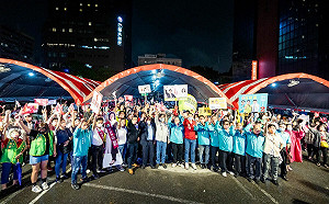 陳其邁前新苓後援會成軍  上千位民眾不畏風雨力挺連任