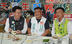 與立委「吃播」拼聲量  蘇致榮鳳山嚐美食兼請益政策