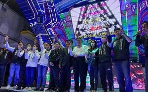 全民計程車餐會才是主戰場！柯文哲與白狼同桌吃飯、侯友宜也到場