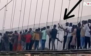 這樣驗收新翻修的橋牢不牢? 多人橋上蹦跳 印度百年吊橋坍塌至少132人亡