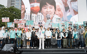 黃珊珊左批蔣萬安搞不清議員職權 右酸陳時中後悔當指揮官