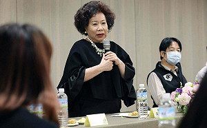 郭台銘參選記者會「處處見拙」 黃越綏感慨：他不知隔行如隔山  