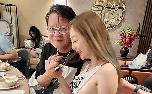 爺孫戀？T妹衣服開大洞  鄭進一緊牽不放  網：放開那隻手