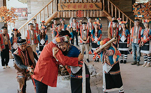 神木下的婚禮 新郎新娘被「打屁股」