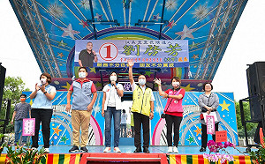 破除選邊站傳言  鳳山「大牛」里長邀柯志恩參加競總成立大會